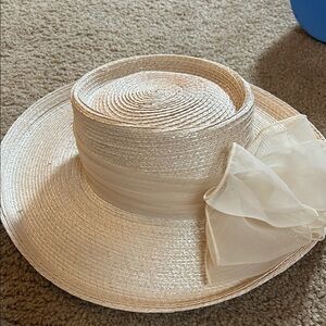Cream Wide-Brimmed Straw Hat with Elegant Fabric Accent